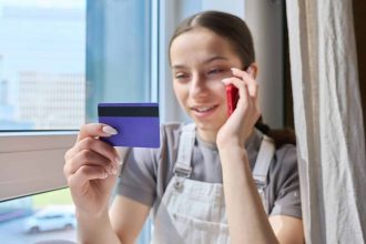 Carte bancaire tenue par un adolescent dans ses mains