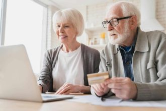 Personnes âgées utilisant une carte prépayée pour régler des factures