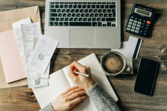 Bureau d'un expert-comptable avec documents et outils de travail
